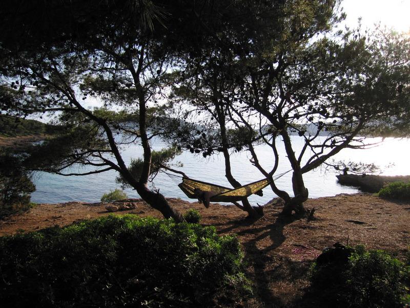 Seul bivouac arboré du séjour, plus facile pour mettre les hamacs que les autres nuits où il nous fallait souvent plus d'une demi-heure pour placer le hamac dans les rochers, parfois en coinçant des bouts de bois pour servir d'attache.