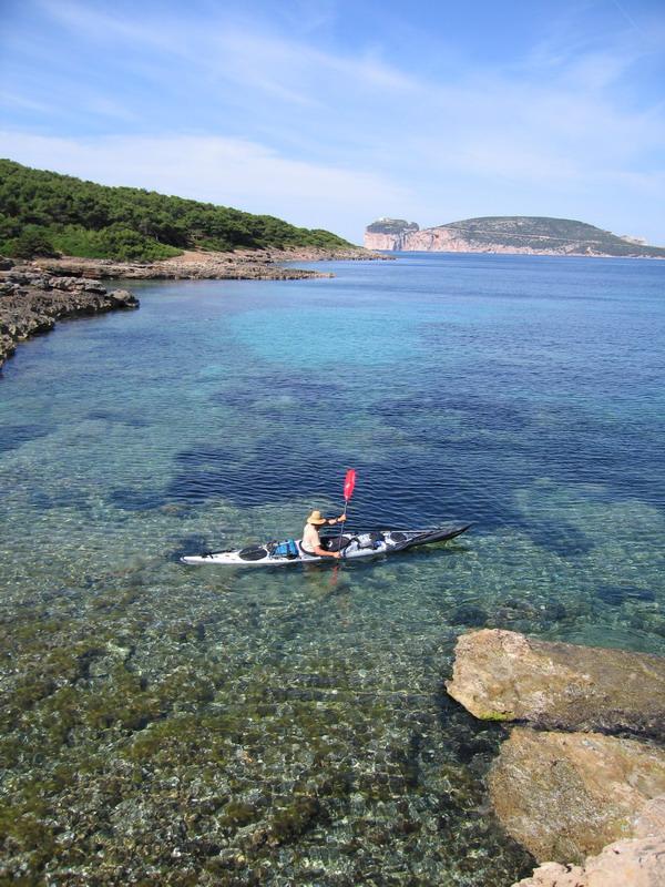 Au loin, la Capo Caccia. Beau bivouac dans cette baie abritée.