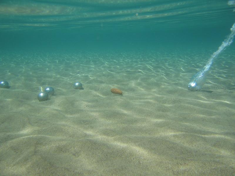 Pétanque sous-marine. Des parties de pétanque ont souvent occupé notre temps libre au bivouac, parfois nous jouions dans l'eau avec un galet comme cochonnet!