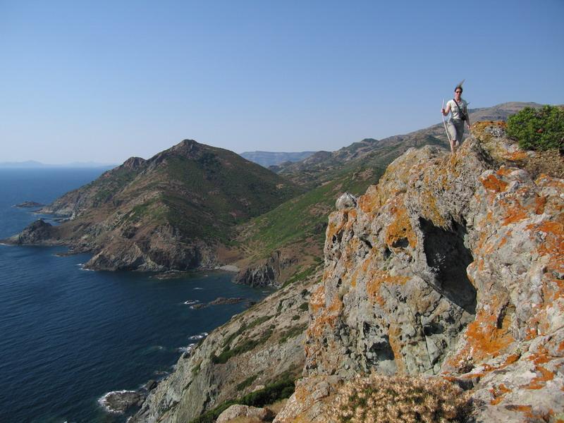 Marche dans les collines au-dessus d'un bivouac bien sauvage (le bivouac se trouve tout en bas dans la petite baie de galets clairs que l'on aperçoit) situé avant le Capo Marargiu.