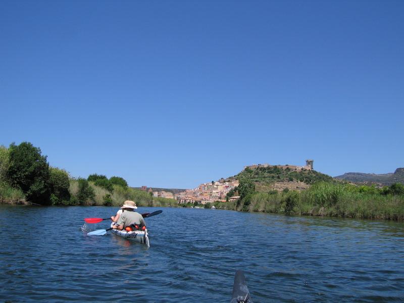 Navigation sur le Temo, devant nous le joli village de Bosa.