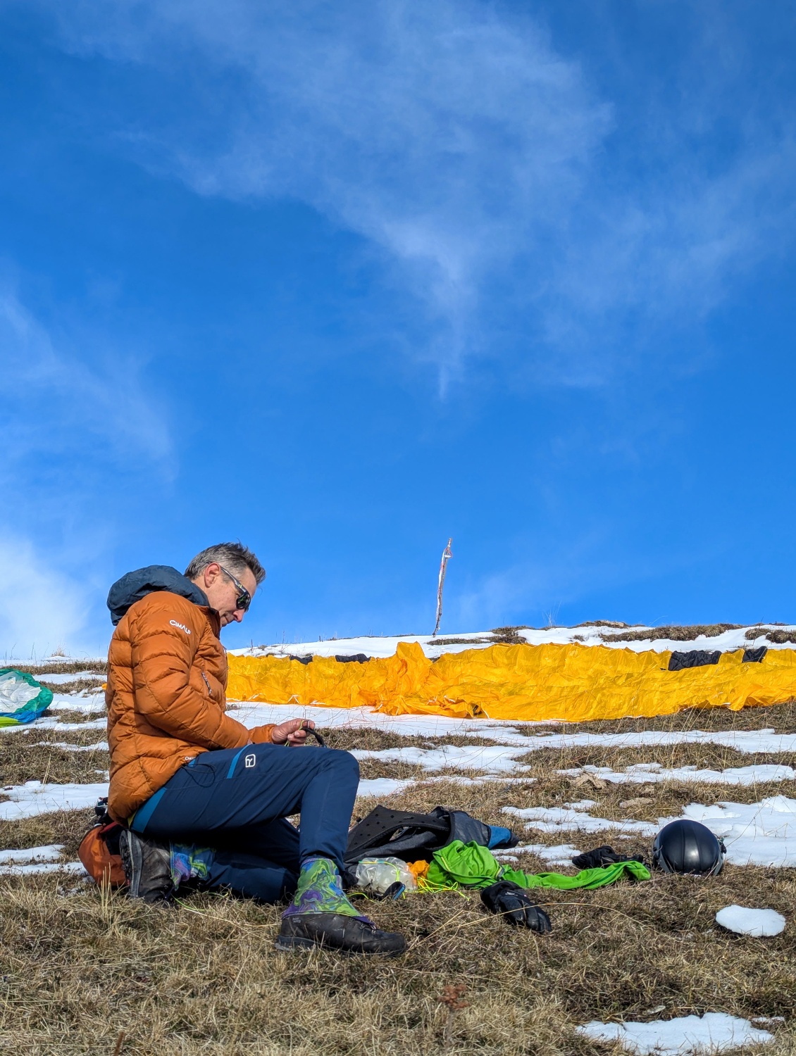 Préparation du parapente pour un vol de début d'hiver où il va faire froid en l'air.