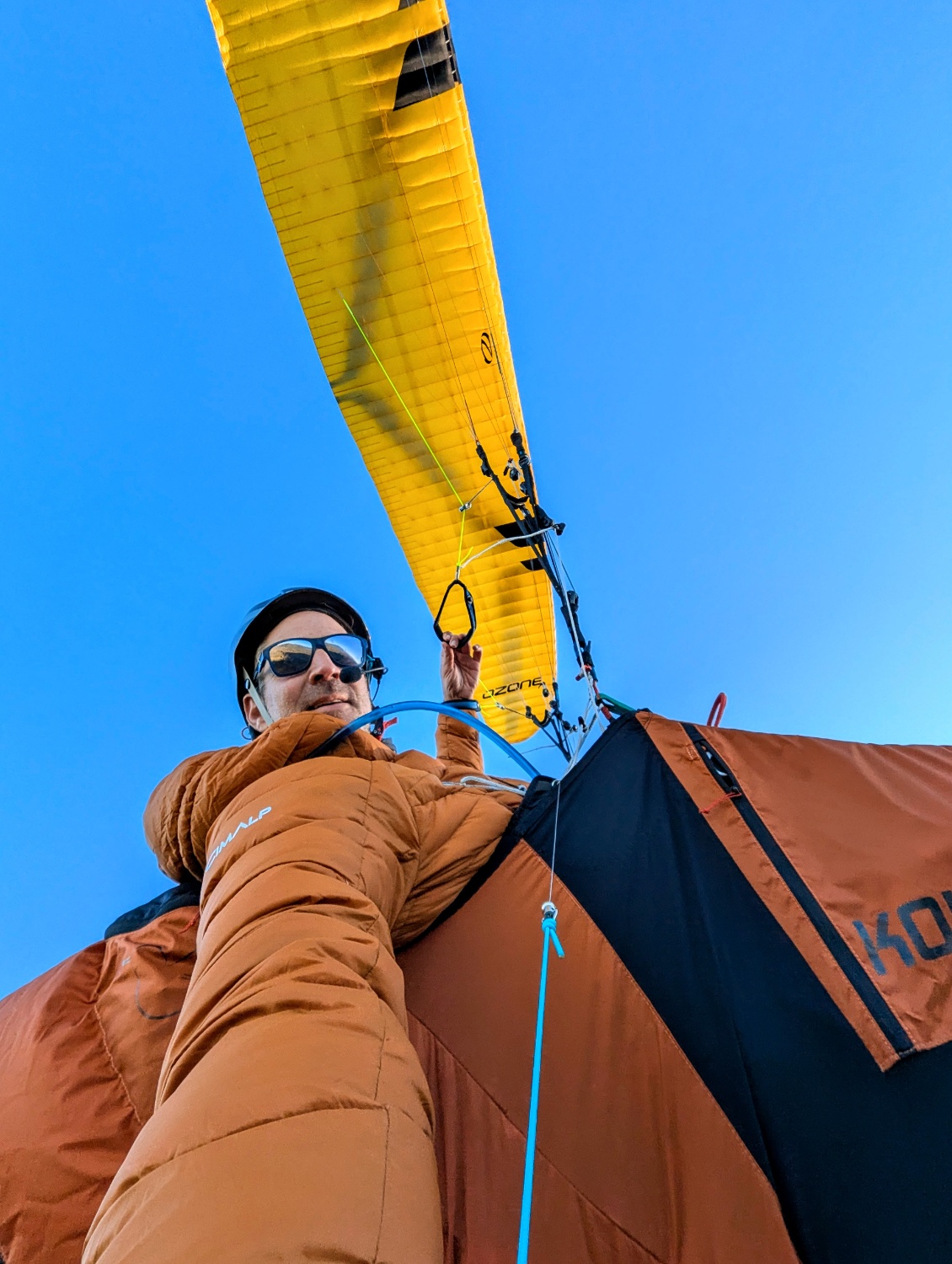 En parapente, en altitude et exposé en permanence aux 30-35 km/h de vent relatif du vol, on apprécie d'être bien couvert !