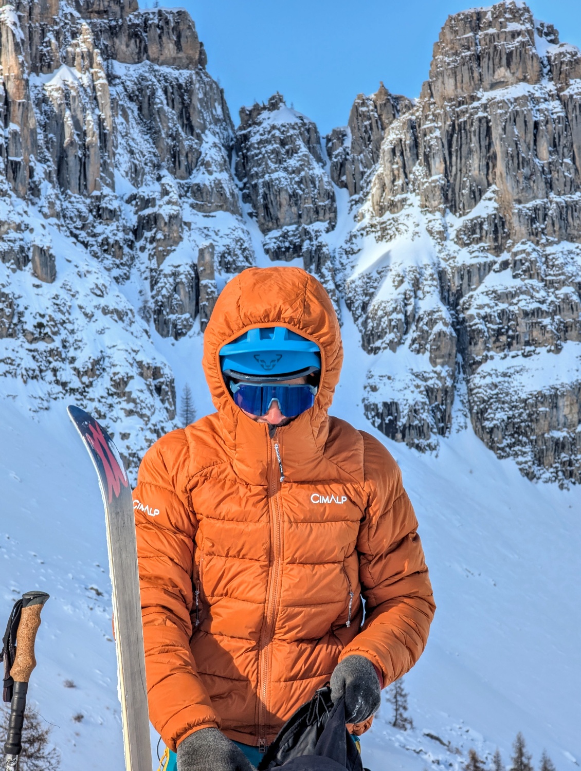 Meru avec capuche et casque (multinorme  Dynafit TLT ).