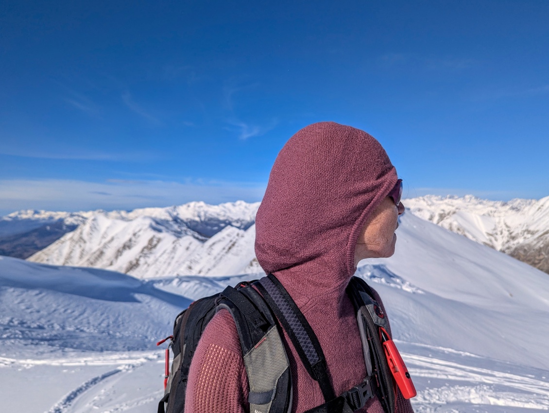 Capuche bien enveloppante, souple, confortable et qui reste bien en place en mouvement (le "paquet" derrière, ce sont les cheveux, d'où l'utilité de la fente passe-cheveux du ZoneKnit merino hoody  !