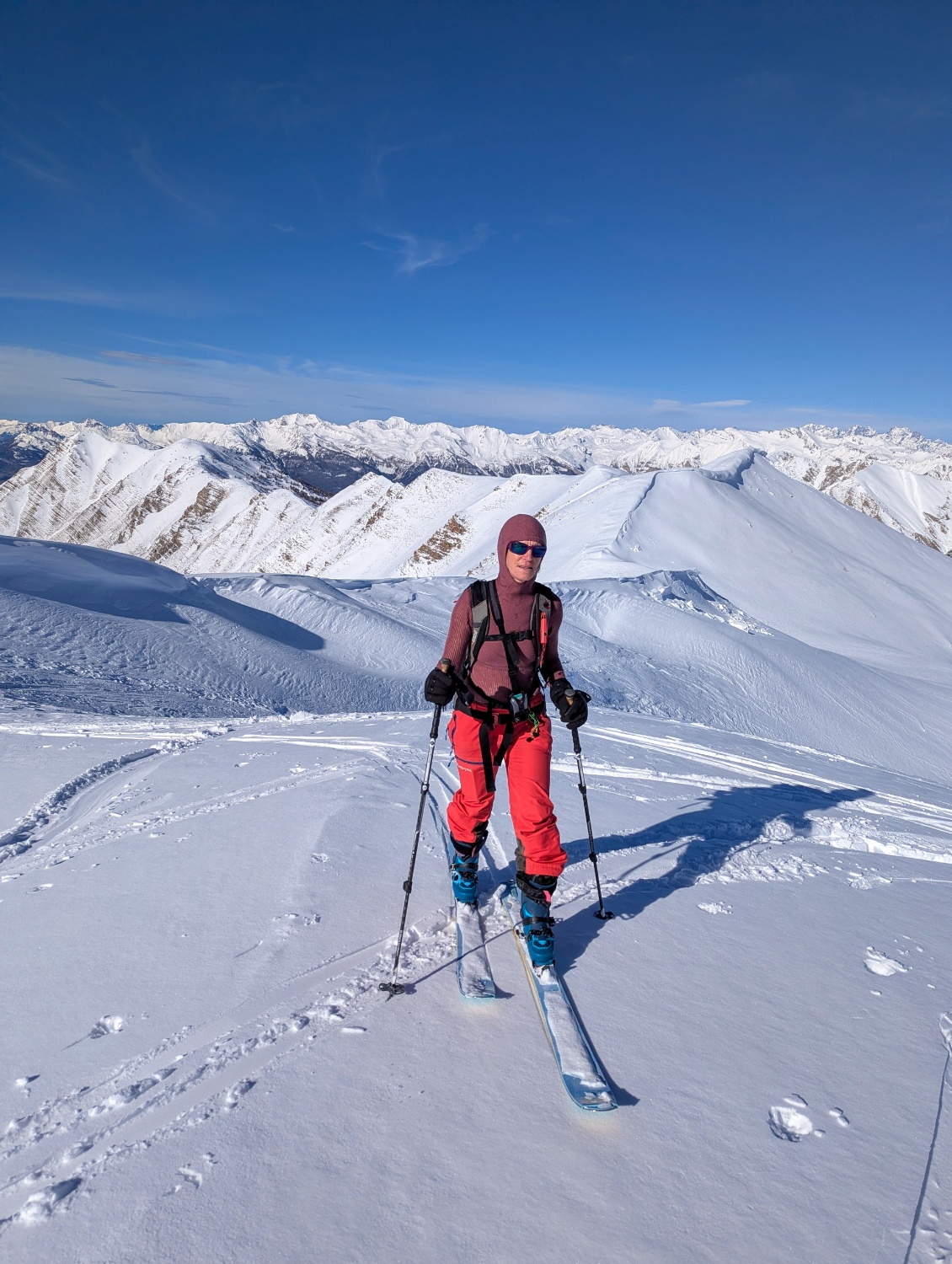 Une fois sur les crêtes dans le vent, on apprécie la protection de la capuche + cou et du tissu dont les alvéoles emprisonnent de l'air qui isole