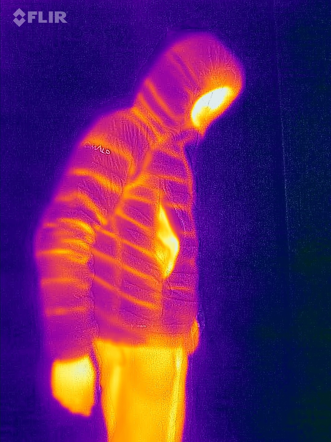 Poche ouverte : déperdition thermique. Donc si vous avez besoin d'isolation maximale, fermez vos poches.
Au contraire, si vous voulez davantage d'aération, ouvrez-les.