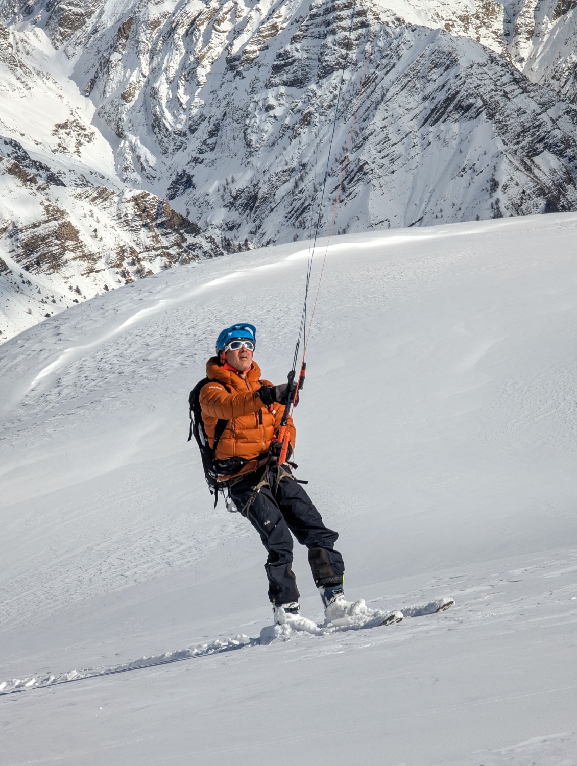 Praticité du zip frontal double curseur quand on porte un baudrier, ici en snowkite.