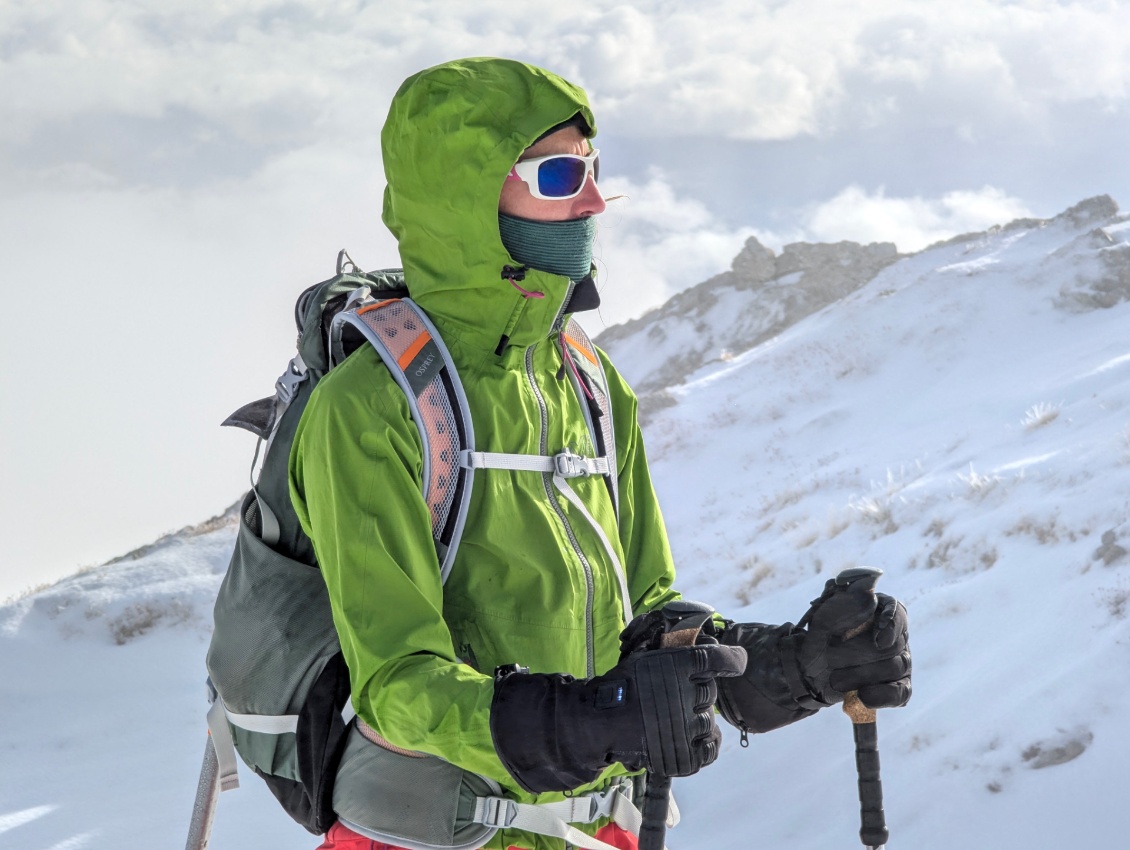 Randonnée alpine hivernale. Ca caille et ça souffle à l'approche du sommet => chauffage maximal.