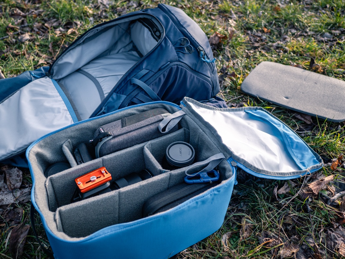 Ce qui permet d'installer la Camera Box ouverte dans le sac...