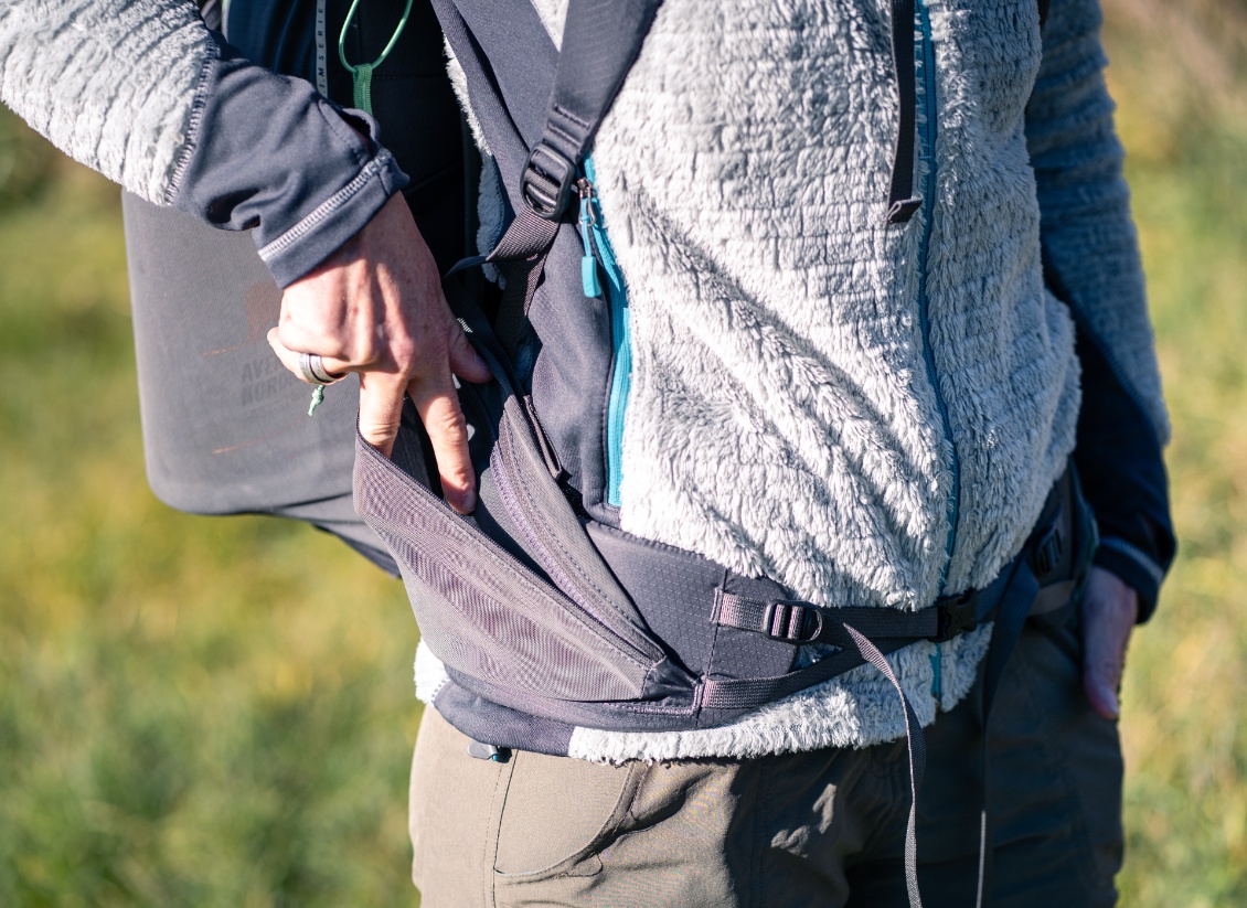 De généreuses poches sur le ceinture ventrale du Haglöfs L.I.M 35.