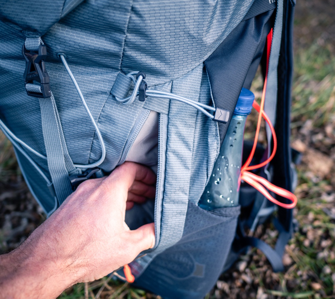 Le Salewa Alp Trainer a un système de double poches latérales : externe (mesh) et interne (zippée).