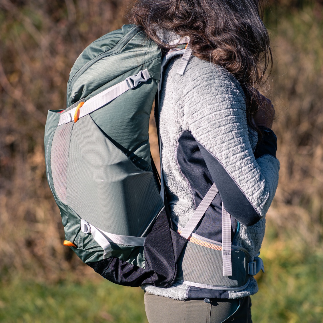 Une des poches ventrales du Osprey Hikelite 32 ne dispose pas de fermeture (l'autre est zippée)