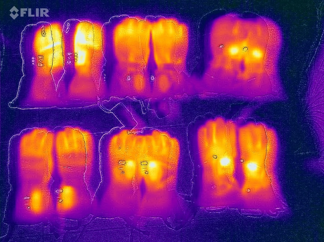 De gauche à droite et de haut en bas : Ekoï Heat Concept 3, G-Heat Evo-3, Therm-ic Powergloves 3+1, Racer Heat 4, Racer Connectic 4, Therm-ic Ultra heat boost gloves, tous à leur puissance maximale de chauffe. On voit que les Connectic 4 sont dans la moyenne chauffage/isolation.