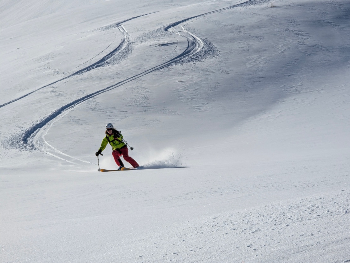 Ski de randonnée hivernal. Quel confort de skier les mains au chaud après les avoir refroidies lors de l'opération de dépeautage et serrage des chaussures au sommet dans le vent.