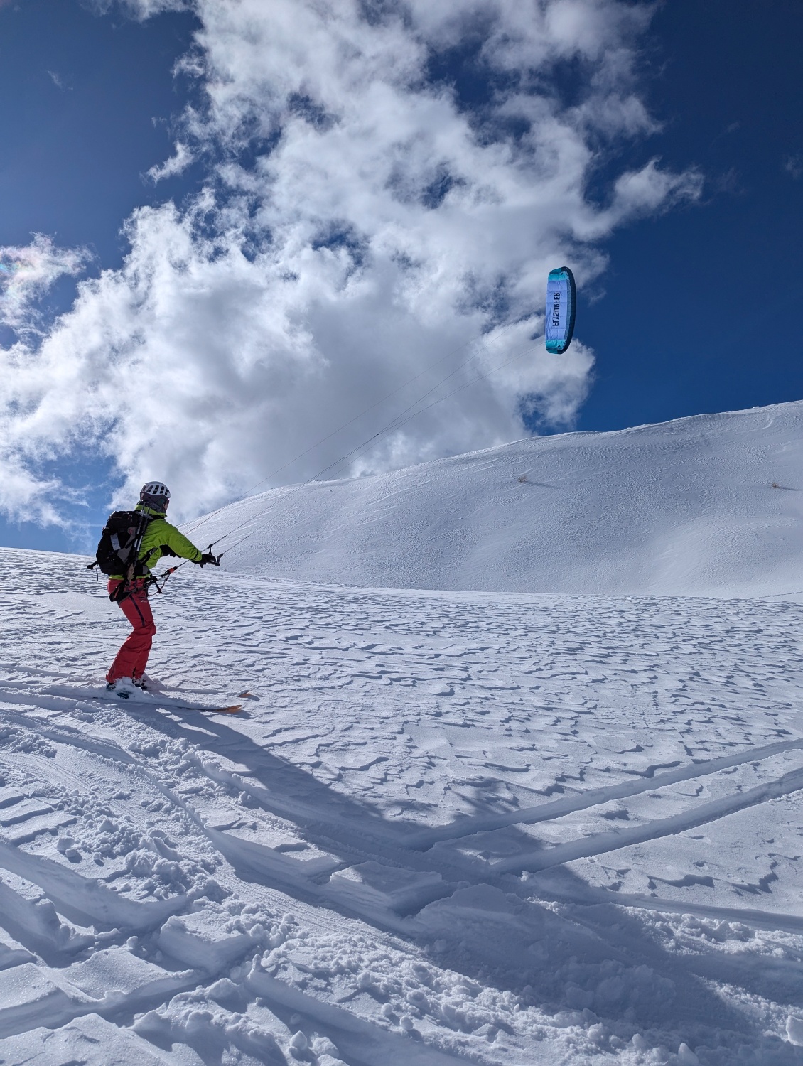 Snowkite en hiver. Voilà bien une autre activité combinant neige, vent, manips et mains exposées. Merci les gants chauffants ! :-)