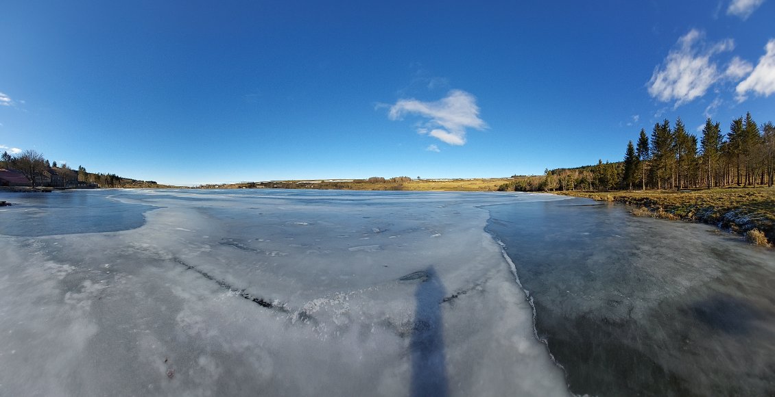 Le lac de St Front gelé. Plus haut lac de haute loire tu m’étonnes !